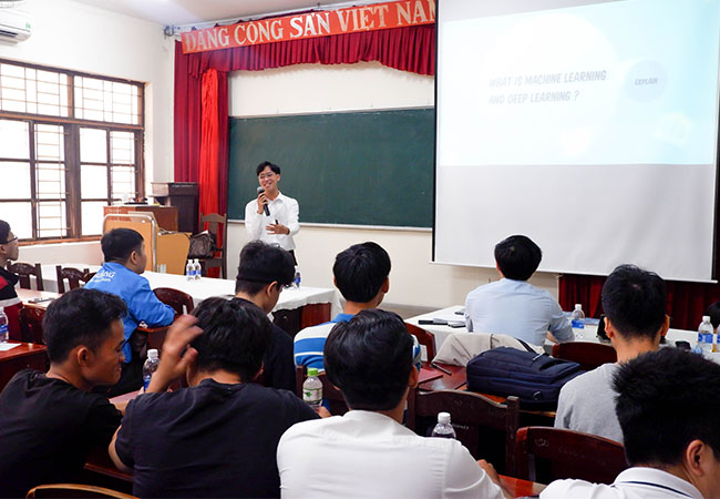 Seminar in Duy Tan University Machine Learning Deep Learning